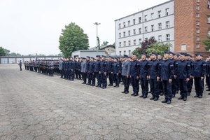 Policjanci stoją w szyku na placu apelowym.