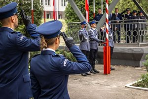 Podniesienie flagi państwowej i odegranie hymnu. Policjanci oddają honor.