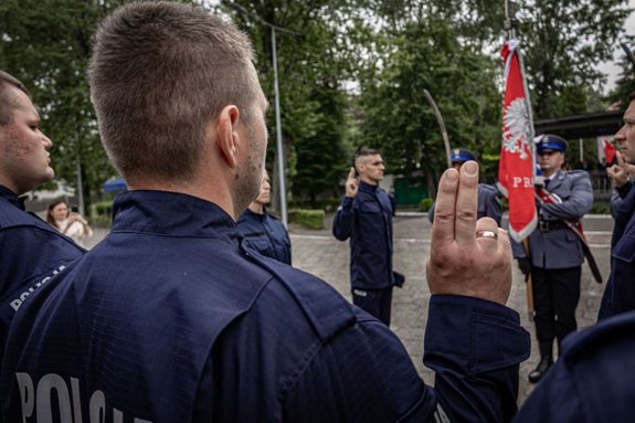 Policjanci składają ślubowanie.