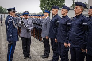 Komendant wita się z prawoskrzydłowym.