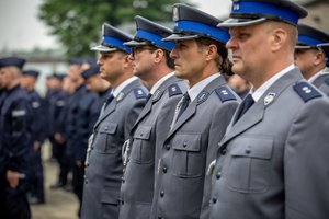 Oficerowie stoją w szeregu.