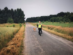 Zdjęcie kolorowe. Widoczne umundurowane policjantki niemieckie wraz z psem służbowym