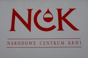 Zdjęcie kolorowe. Napis Narodowe Centrum Krwi na autobusie