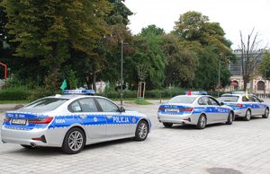 Kolorowa fotografia przedstawia trzy policyjne radiowozy.
