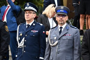 Kolorowe zdjęcie przedstawiające Komendanta Wojewódzkiego Policji w Katowicach oraz Komendanta Miejskiego Policji w Katowicach. Policjanci sa w mundurach galowych.