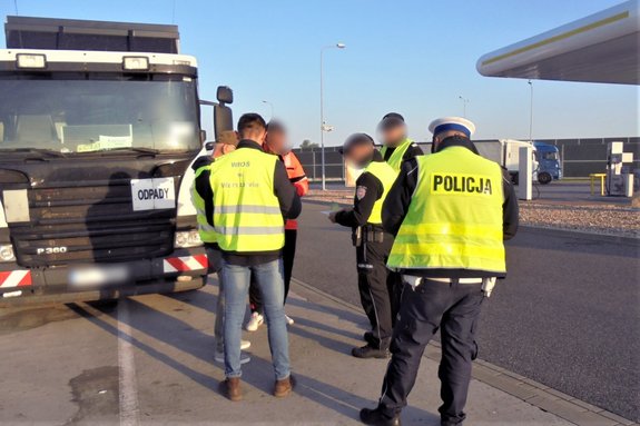 Policjanci i fukcjonariusze innych służb podczas kontroli ciężarówki z odpadami.