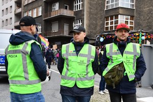 Trzej policjanci z zespołu antykonfliktowego.