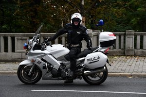 Policjant na motocyklu.