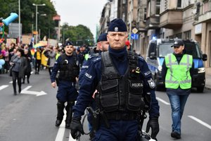 Policjant prewencji w czasie zabezpieczenia zgromadzenia.