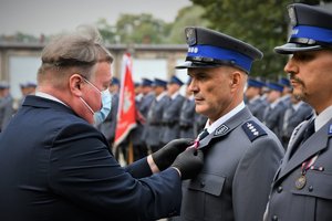 Zdjęcie kolorowe. Komendant Wojewódzki Policji w Katowicach wręcza policjantom rozkazy personalne i wyróżnienia