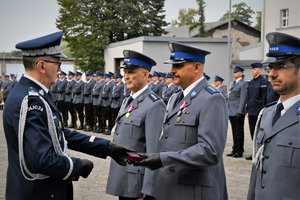 Zdjęcie kolorowe. Komendant Wojewódzki Policji w Katowicach wręcza policjantom rozkazy personalne i wyróżnienia