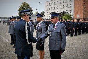 Zdjęcie kolorowe. Komendant Wojewódzki Policji w Katowicach wręcza policjantom rozkazy personalne i wyróżnienia