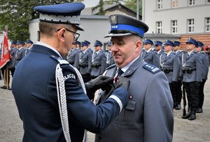 Zdjęcie kolorowe. Komendant Wojewódzki Policji w Katowicach wręcza policjantom rozkazy personalne i wyróżnienia