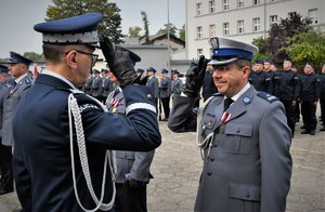 Zdjęcie kolorowe. Komendant Wojewódzki Policji w Katowicach wręcza policjantom rozkazy personalne i wyróżnienia