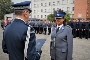 Zdjęcie kolorowe. Komendant Wojewódzki Policji w Katowicach wręcza policjantom rozkazy personalne i wyróżnienia