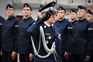 Zdjęcie kolorowe. Widoczi policjanci podczas ślubowania, widoczny m.in. Komendant Wojewódzki Policji w Katowicach