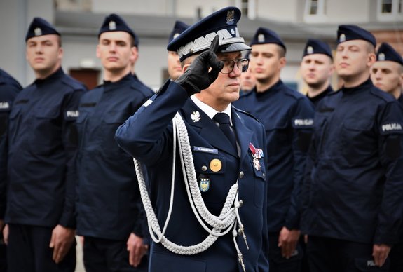 Zdjęcie kolorowe. Widoczi policjanci podczas ślubowania, widoczny m.in. Komendant Wojewódzki Policji w Katowicach