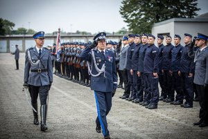 Zdjęcie kolorowe. Widoczi policjanci podczas ślubowania, widoczny m.in. Komendant Wojewódzki Policji w Katowicach