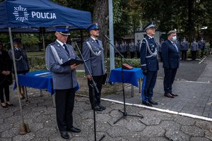 Zdjęcie kolorowe. Widoczi policjanci podczas ślubowania, widoczny m.in. Komendant Wojewódzki Policji w Katowicach