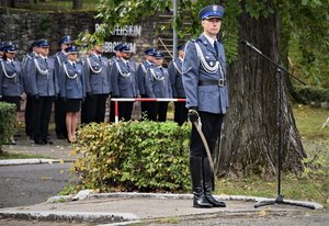 Zdjęcie kolorowe. Widoczi umundurowani policjanci podczas ślubowania