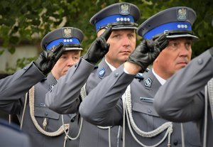 Zdjęcie kolorowe. Widoczi umundurowani policjanci podczas ślubowania