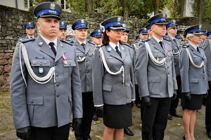 Zdjęcie kolorowe. Widoczi umundurowani policjanci podczas ślubowania