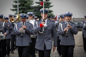 Zdjęcie kolorowe. Widoczi umundurowani policjanci podczas ślubowania