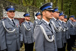 Zdjęcie kolorowe. Widoczi umundurowani policjanci podczas ślubowania