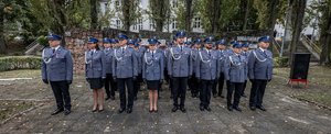 Zdjęcie kolorowe. Widoczi umundurowani policjanci podczas ślubowania