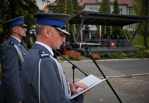 Zdjęcie kolorowe. Widoczi umundurowani policjanci podczas ślubowania