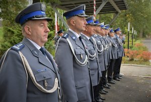 Zdjęcie kolorowe. Widoczi umundurowani policjanci podczas ślubowania