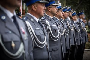 Zdjęcie kolorowe. Widoczi umundurowani policjanci podczas ślubowania