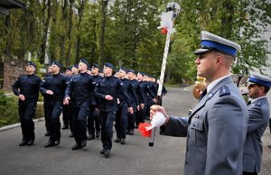 Zdjęcie kolorowe. Widoczi umundurowani policjanci podczas ślubowania