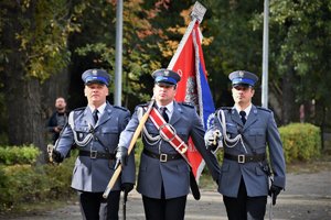 Zdjęcie kolorowe. Widoczny policyjny poczet sztandarowy podczas ślubowania