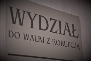 Tabliczka z napisem Wydział do Walki z Korupcją.