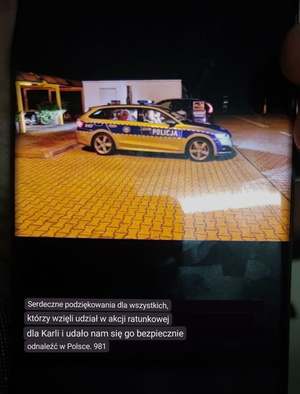 Zrzut ekranu z komunikatora internetowego. Oprócz tekstu, widoczne jest zdjęcie radiowozu, w którym wraz z policjantami siedział odnaleziony mężczyzna.