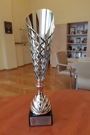 Puchar z napisem Podziękowania dla Komendy Miejskiej Policji w Gliwicach za wzorową współpracę z klubem Piast Gliwice przy organizacji meczów piłki nożnej w sezonie 2020/2021.