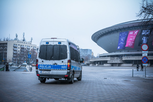 Oznakowany radiowóz policji przemieszczajacy się drogą