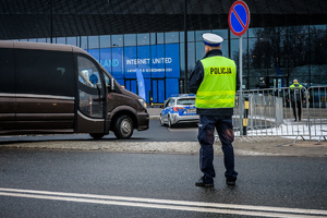 Umundurowany funkcjonariusz policji kierujący ruchem