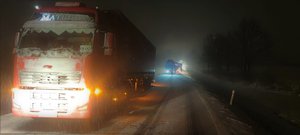 Stojące w korkach pojazdy ciężarowe z uwagi na obfite opady śniegu.
