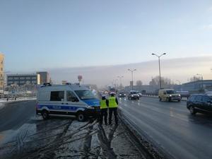 Policjanci podczas służby kontrolują ruch kołowy.