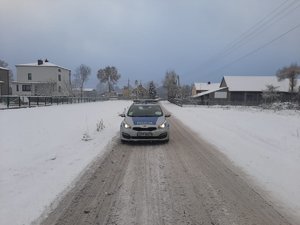 Policjanci ruchu drogowego podczas patrolowania ulic powiatu.