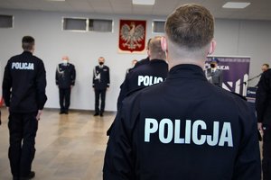 Umundurowani, nowo przyjęci policjanci podczas ślubowania.