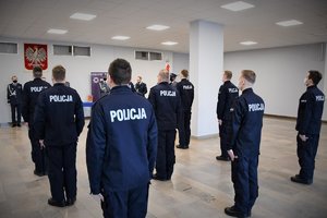 Umundurowani, nowo przyjęci policjanci podczas ślubowania.