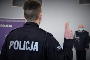 Umundurowany, nowo przyjęty policjant podczas ślubowania.