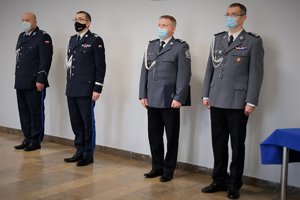 Umundurowani przedstawiciele kadry kierowniczej z Komendantem Wojewódzkim Policji na czele.