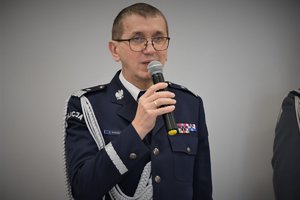 Komendant Wojewódzki Policji w Katowicach podczas przemówienia.