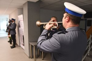 Trębacz z Orkiestry policyjnej