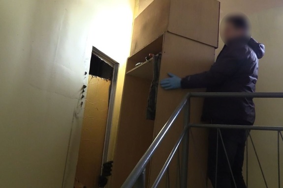 Policjant otwiera ukryte wejście na plantację