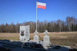 Widoczny pomnik na cmetarzu